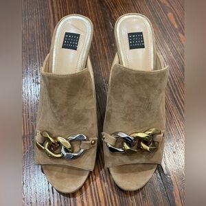 White House Black Market Tan Suede Block Heeled Mules W/ Chain Sz 8.5